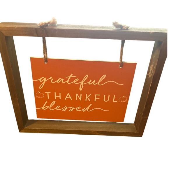 NWOT Wooden Frame with Hanging Sign Merry Everything/Grateful Thankful 8"x9 1/2" - Picture 2 of 2